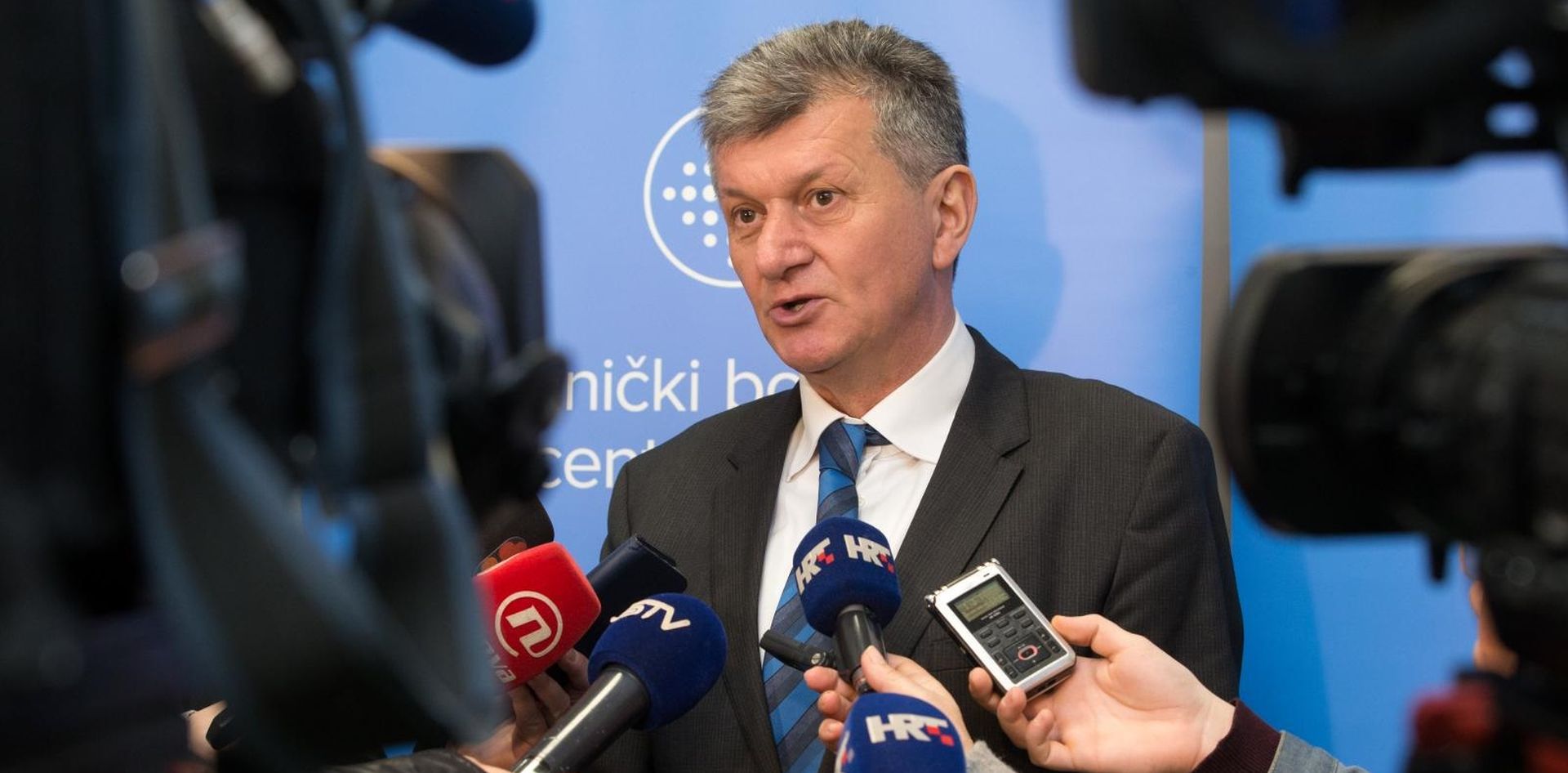 Ministar Kujundžić obišao KBC Osijek 19.01.2019., Osijek - Posjet ministra zdravstva prof. dr.sc. Milana Kujundzica KBC-u Osijek, Zavodu za onkologiju i Zavodu za djecju i adolescentsku psihijatriju. 
Photo: Dubravka Petric/PIXSELL