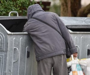 21.11.2018., Sibenik - Zbog siromastva i neimastine sve veci broj gradjana pretrazuje kontejnere u potrazi za plasticnom ambalazom. Photo: Hrvoje Jelavic/PIXSELL