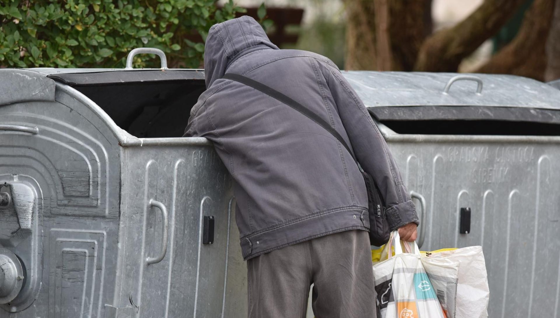 21.11.2018., Sibenik - Zbog siromastva i neimastine sve veci broj gradjana pretrazuje kontejnere u potrazi za plasticnom ambalazom. Photo: Hrvoje Jelavic/PIXSELL