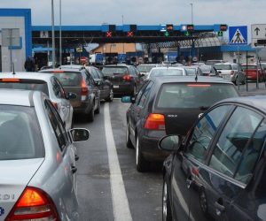 Slavonski Brod: Kolone na granici zbog pada informatičkog sustava MUP-a  22.02.2019., Slavonski Brod - Zbog prekida rada informatickog sustava MUP-a na granicnom prijelazu stvorile su se nepregledne kolone vozila i poprilicna guzva koja stvara dodatnu nervozu umornim putnicima jer vec vise sati cekaju na prelazak granice. 

Photo: Ivica Galovic/PIXSELL