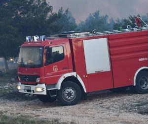 Veliki požar kod mjesta Grebaštica zatvorio jadransku magistralu 23.02.2019., Grebastica - Zbog jake bure doslo je do velikog pozara kod mjesta Grebastica, pa je zatvorena jadranska magistrala. Photo: Hrvoje Jelavic/PIXSELL
