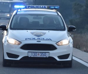 Veliki požar kod mjesta Grebaštica zatvorio jadransku magistralu 23.02.2019., Grebastica - Zbog jake bure doslo je do velikog pozara kod mjesta Grebastica, pa je zatvorena jadranska magistrala. Photo: Hrvoje Jelavic/PIXSELL