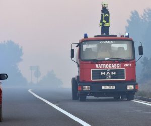 Veliki požar kod mjesta Grebaštica zatvorio jadransku magistralu 23.02.2019., Grebastica - Zbog jake bure doslo je do velikog pozara kod mjesta Grebastica, pa je zatvorena jadranska magistrala. Photo: Hrvoje Jelavic/PIXSELL