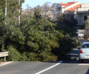 Na šibenskom području bura napravila mnogo štete 23.02.2019., Sibenik - Na sibenskom podrucju orkanska bura napravila je mnogo stete, a i posla za sve zurne sluzbe. Photo: Dusko Jaramaz/PIXSELL