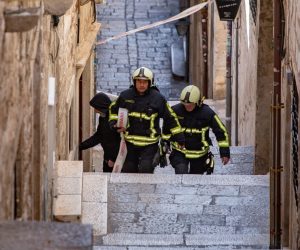 Bura u Dubrovniku prouzročila mnoge probleme 23.02.2019., Dubrovnik - Orkanska bura u Dubrovniku prouzrocila brojne probleme, od materijalne stete do prekida u prometu. Nitko ne pamti da se ulaz u grad zatvorio. Zbog crijepa koji pada s krovova izuzetn je opasno biti u staroj gradskoj jezgri i uskim ulicama.
Photo: Grgo Jelavic/PIXSELL