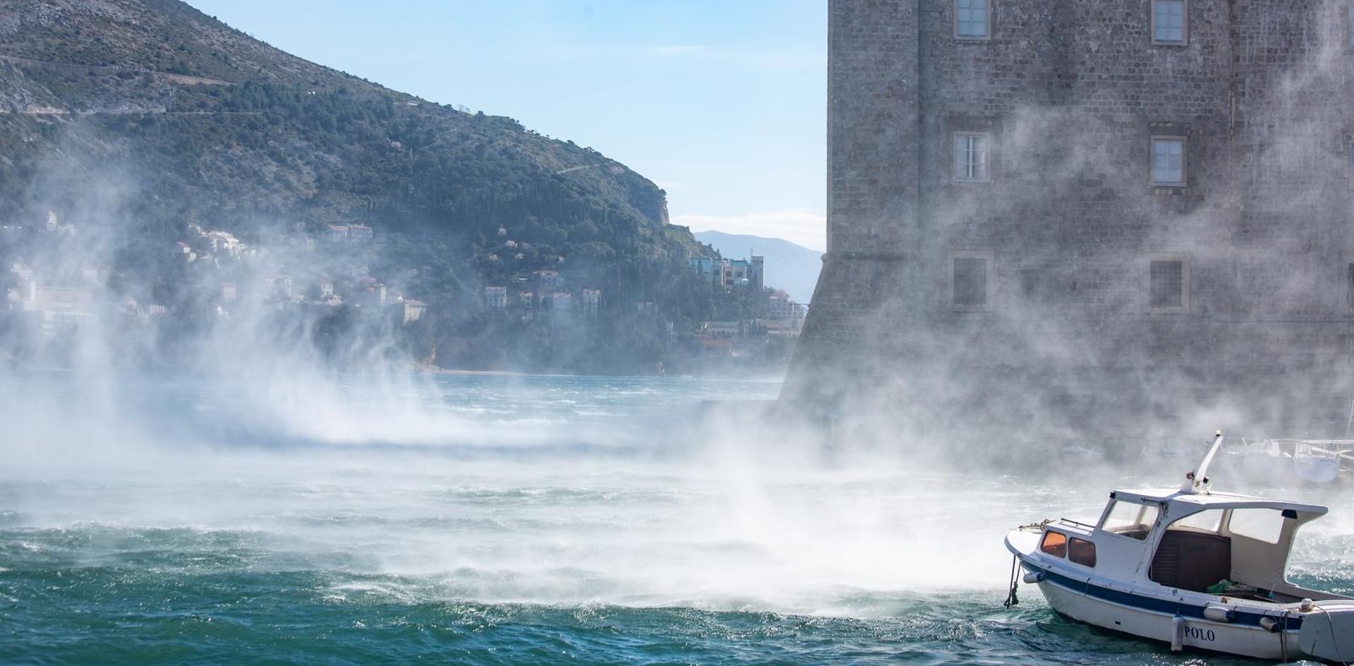 Bura u Dubrovniku prouzročila mnoge probleme 23.02.2019., Dubrovnik - Orkanska bura u Dubrovniku prouzrocila brojne probleme, od materijalne stete do prekida u prometu.
Photo: Grgo Jelavic/PIXSELL