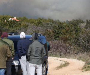 Požar nošen orkanskom burom spušta se prema prvim kućama 23.02.2019., Tribunj - Veliki pozar nosen orkanskom burom u okolici Tribunja. Pozar se spusta prema prvim kucama. Photo: Dusko Jaramaz/PIXSELL