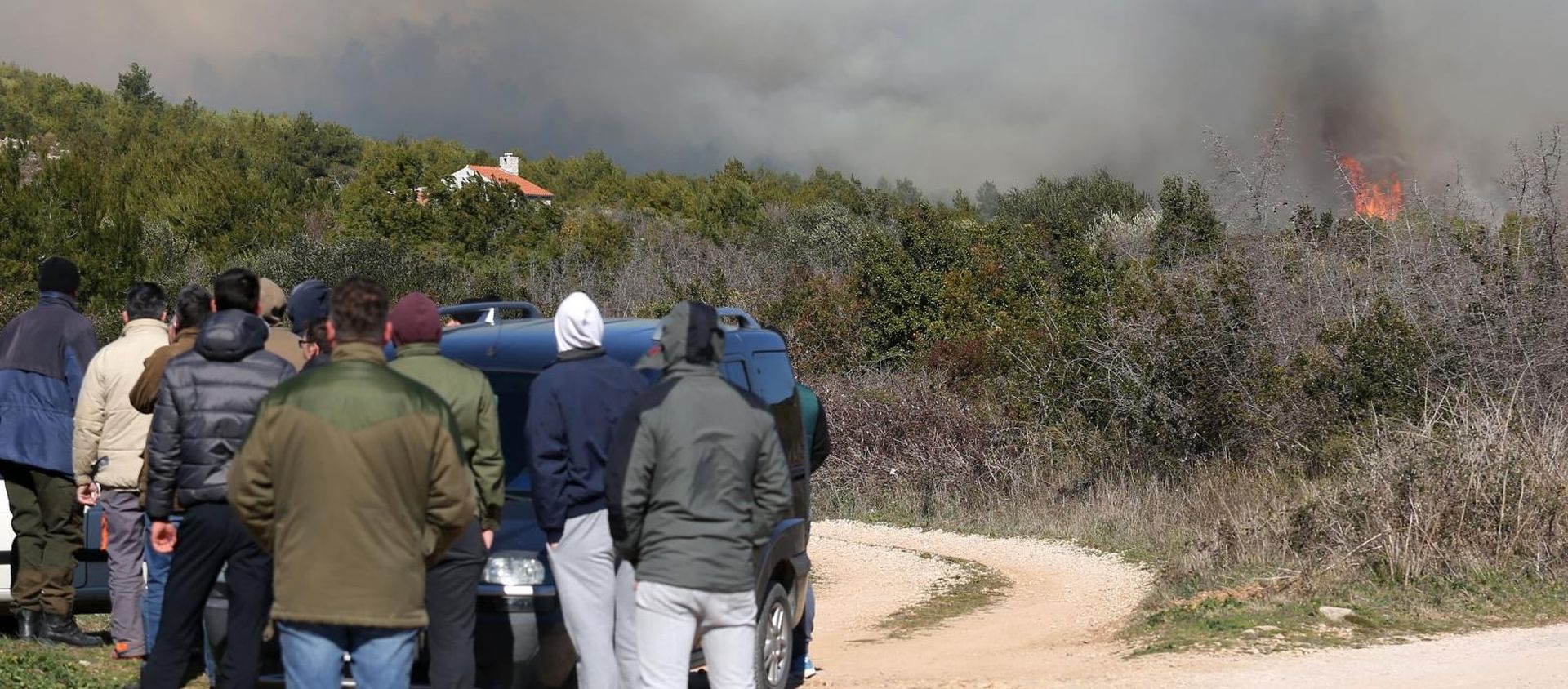 Požar nošen orkanskom burom spušta se prema prvim kućama 23.02.2019., Tribunj - Veliki pozar nosen orkanskom burom u okolici Tribunja. Pozar se spusta prema prvim kucama. Photo: Dusko Jaramaz/PIXSELL