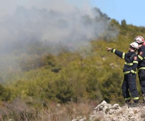 Požar nošen orkanskom burom spušta se prema prvim kućama 23.02.2019., Tribunj - Veliki pozar nosen orkanskom burom u okolici Tribunja. Pozar se spusta prema prvim kucama. Photo: Dusko Jaramaz/PIXSELL