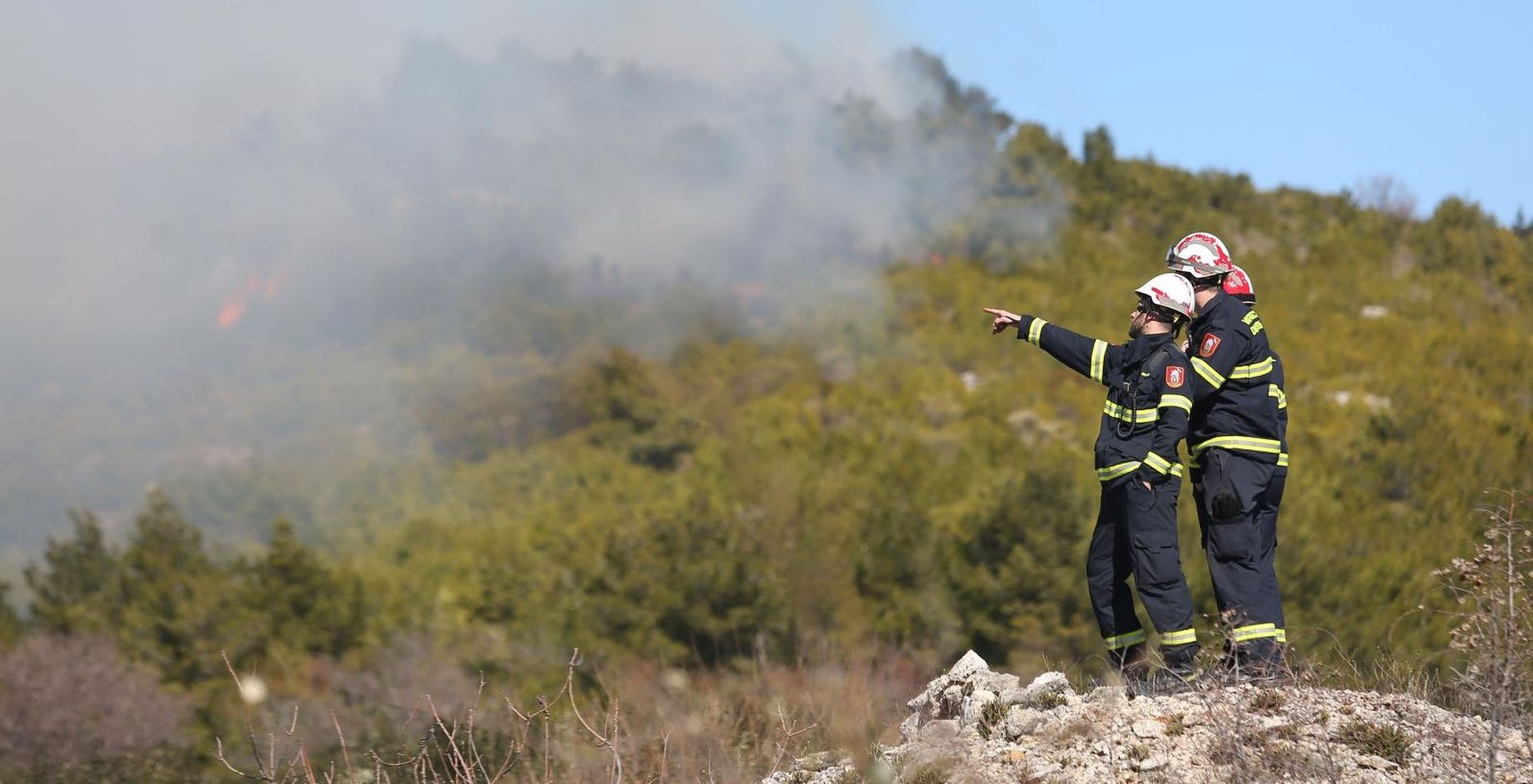 Požar nošen orkanskom burom spušta se prema prvim kućama 23.02.2019., Tribunj - Veliki pozar nosen orkanskom burom u okolici Tribunja. Pozar se spusta prema prvim kucama. Photo: Dusko Jaramaz/PIXSELL