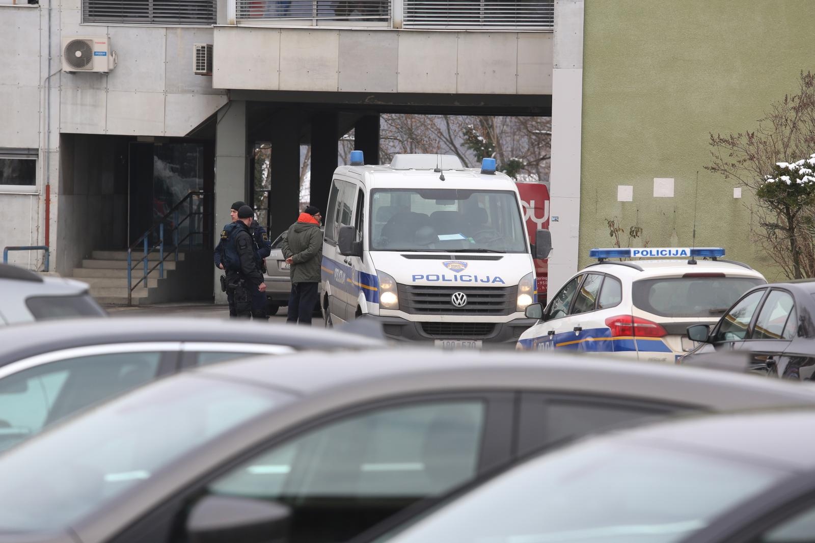 25.01.2019., Klinika za plucne bolest Jordanovac, Zagreb - Danas, oko 10.15 sati temeljem dojave iz bolnice na Jordanovcu da vise osoba stvara nered i napada medicinsko osoblje, na mjesto dogadjaja upuceni su policijski sluzbenici.
Dolaskom policijskih sluzbenika u prostor bolnice, s ciljem smirivanja situacije i sprjecavanja daljnjih protupravnih ponasanja na stetu strucnog osoblja bolnice, policijski su sluzbenici uporabili sredstva prisile nad nekoliko tamo zatecenih osoba. 
Photo: Matija Habljak/PIXSELL