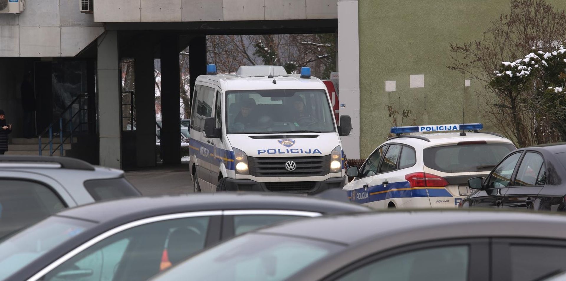 25.01.2019., Klinika za plucne bolest Jordanovac, Zagreb - Danas, oko 10.15 sati temeljem dojave iz bolnice na Jordanovcu da vise osoba stvara nered i napada medicinsko osoblje, na mjesto dogadjaja upuceni su policijski sluzbenici.
Dolaskom policijskih sluzbenika u prostor bolnice, s ciljem smirivanja situacije i sprjecavanja daljnjih protupravnih ponasanja na stetu strucnog osoblja bolnice, policijski su sluzbenici uporabili sredstva prisile nad nekoliko tamo zatecenih osoba. 
Photo: Matija Habljak/PIXSELL