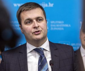Split: Ministar Ćorić i župan Boban potpisali ugovor o financiranju Lećevice  25.01.2019., Split - Ministar zastite okolisa i energetike Tomislav Coric i zupan Blazenko Boban u zgradi Zupanije potpisali ugovor o financiranju Lecevice.

Photo: Miranda Cikotic/PIXSELL