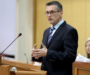 Zagreb: Sabor raspravlja o izmjenama Zakona o edukacijsko-rehabilitacijskoj djelatnosti 26.10.2018., Zagreb- Pred skoro praznom sabornicom Sabor RH je 9. sjednicu nastavio raspravom o izmjenama i dopunama Zakona o edukacijsko-rehabilitacijskoj djelatnosti.     
Goran Beus Richembergh,     
Photo: Patrik Macek/PIXSELL