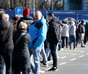 Zagreb: Navijači od ranog jutra čekaju u redu kako bi kupili kartu za osminu finala Europske lige 27.02.2019., Zagreb - Pocela je prodaja karata za utakmicu osmine finala UEFA Europa lige GNK Dinamo - Benfica. Navijaci u redu cekaju od ranoga jutra. Photo: Luka Stanzl/PIXSELL