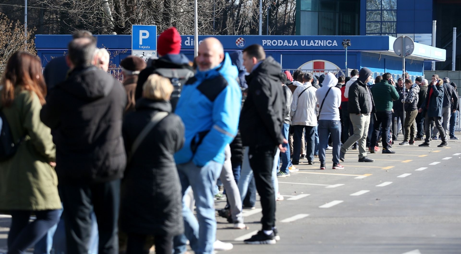 Zagreb: Navijači od ranog jutra čekaju u redu kako bi kupili kartu za osminu finala Europske lige 27.02.2019., Zagreb - Pocela je prodaja karata za utakmicu osmine finala UEFA Europa lige GNK Dinamo - Benfica. Navijaci u redu cekaju od ranoga jutra. Photo: Luka Stanzl/PIXSELL