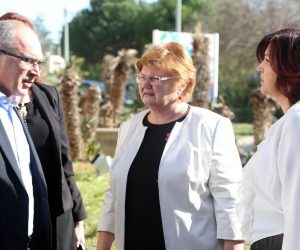28.02.2019., Zadaar - Ministirica demografije i obitelji Nada Murganic posjetila je hospitaliziranu djecu u Opcu bolnicu koju je otac ujutro bacio s balkona na otoku Pagu. Ravnatelj bolnice Zeljko Culina, ministrica Nada Murganic Photo: Dusko Jaramaz/PIXSELL