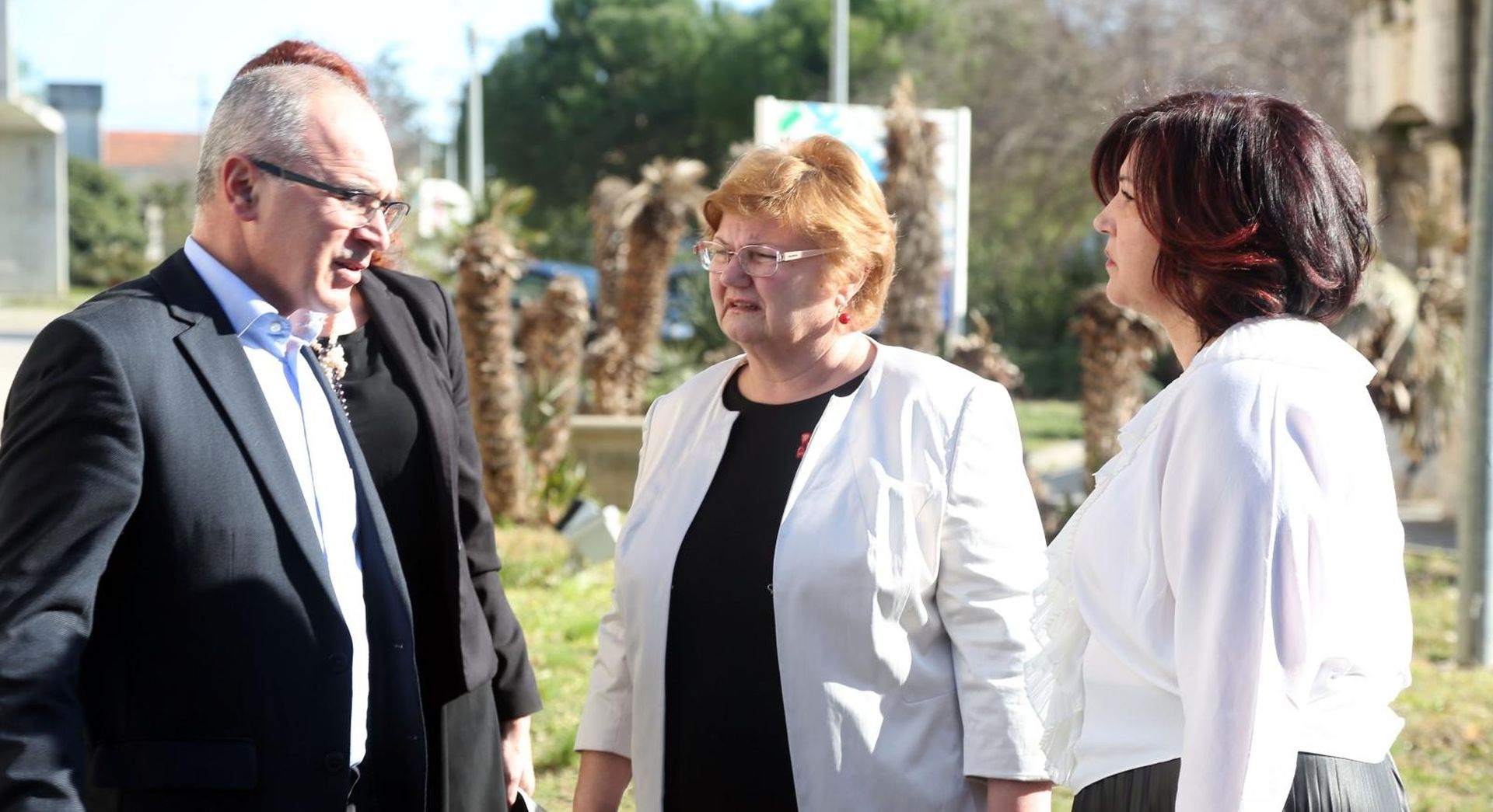 28.02.2019., Zadaar - Ministirica demografije i obitelji Nada Murganic posjetila je hospitaliziranu djecu u Opcu bolnicu koju je otac ujutro bacio s balkona na otoku Pagu. Ravnatelj bolnice Zeljko Culina, ministrica Nada Murganic Photo: Dusko Jaramaz/PIXSELL