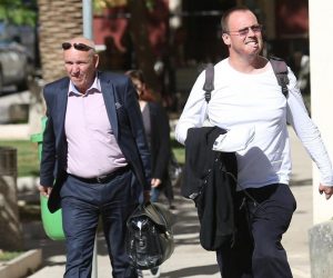 Šibenik: Frane Lučić dolazi na ročište u pratnji odvjetnika 28.09.2018., Sibenik - Frane Lucic dolazi na rociste u pratnji odvjetnika Sime Savica u parnici kojom od drzave traizi obestecenje za ozljede koje je kao vatrogasac zadobio u kornatskoj tragediji.

Photo: Dusko Jaramaz/PIXSELL