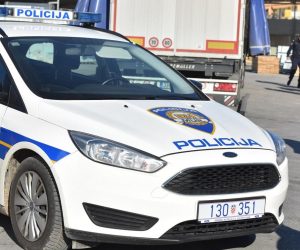 29.11.2018., Sibenik - 
Migranti iskocili iz kamiona i pobjegli nadomak Sibenika. Policija traga za njima te je ocevid u tijeku.
 Photo: Hrvoje Jelavic/PIXSELL
