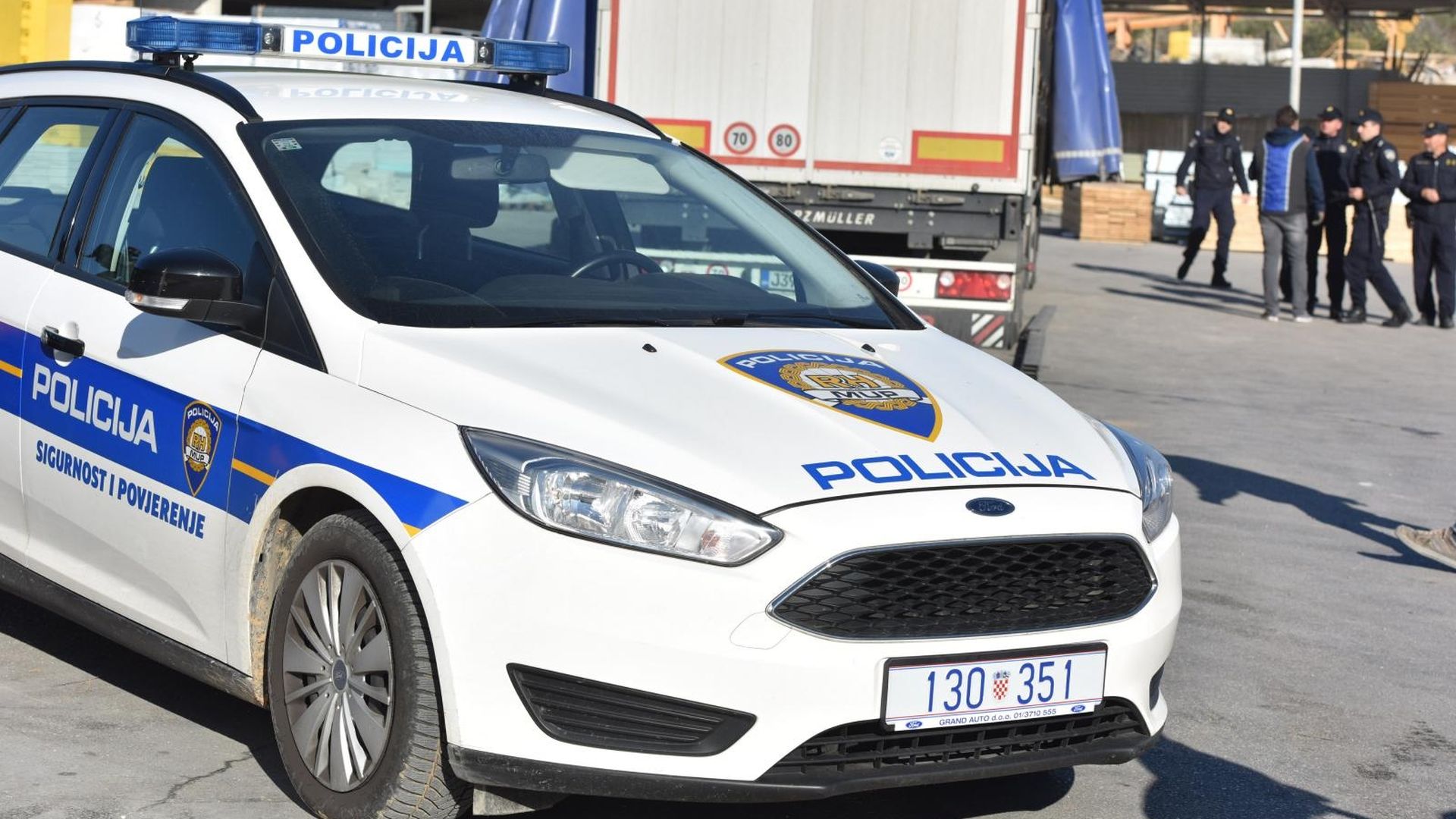 29.11.2018., Sibenik - 
Migranti iskocili iz kamiona i pobjegli nadomak Sibenika. Policija traga za njima te je ocevid u tijeku.
 Photo: Hrvoje Jelavic/PIXSELL