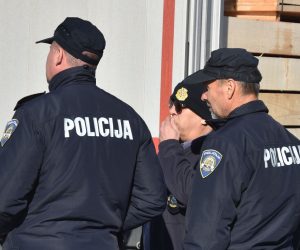 29.11.2018., Sibenik - 
Migranti iskocili iz kamiona i pobjegli nadomak Sibenika. Policija traga za njima te je ocevid u tijeku.
 Photo: Hrvoje Jelavic/PIXSELL