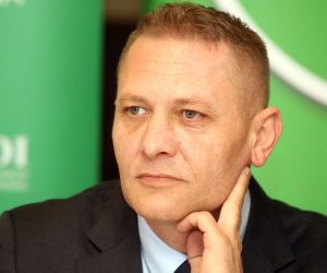Sisak, 10.2.2019 - Potpisivanje aneksa sporazuma o zajedničkom nastupu na predstojećim izborima za Europski parlament stranaka Amsterdamske koalicije i Laburista. Aneks sporazuma potpisali su predsjednici HSU-a, HSS-a, GLAS-a, IDS-a i Laburista – Silvano Hrelja, Krešo Beljak (na slici), Anka Mrak Taritaš, Boris Miletić i David Bregovac te član Predsjedništva PGS-a Damir Piletić.
Foto HINA/ Dario GRZELJ/ dag