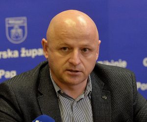 Zadar, 07.02.2019 - Konferencija za medije u PU Zadarskoj. U prostorije zadarske policije iza ponoæi je priveden je 17-godinjak osumnjièen da je preko drutvenih mrea poslao prijeteæe poruke 18-godinjoj L. G., koju je prole godine brutalno pretukao Darko Kovaèeviæ Daruvarac (31), a prema policijskim podacima do sada nije utvrðena njegova povezanost s Daruvarcem. Na slici voditelj slube kriminalistièke policije u Zadru Bore Mriæ.
foto HINA/ ds