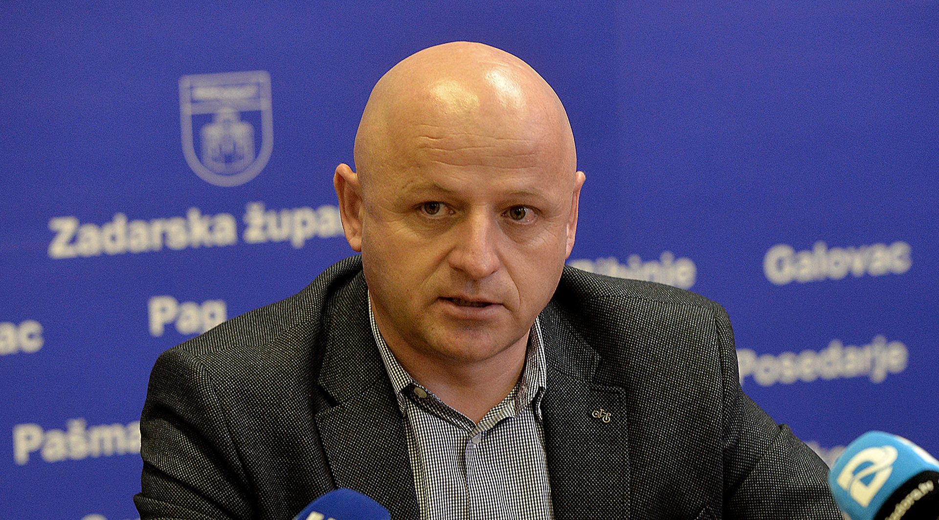 Zadar, 07.02.2019 - Konferencija za medije u PU Zadarskoj. U prostorije zadarske policije iza ponoæi je priveden je 17-godinjak osumnjièen da je preko drutvenih mrea poslao prijeteæe poruke 18-godinjoj L. G., koju je prole godine brutalno pretukao Darko Kovaèeviæ Daruvarac (31), a prema policijskim podacima do sada nije utvrðena njegova povezanost s Daruvarcem. Na slici voditelj slube kriminalistièke policije u Zadru Bore Mriæ.
foto HINA/ ds