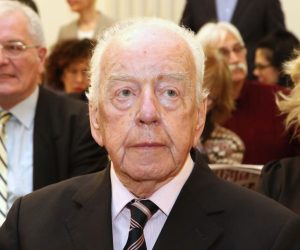 Zagreb, 15.02.2019  - Urednitvo srpskog tjednika Novosti obiljeiio je izlazak tisuæitog broja, koji kontinuirano izlazi veæ 19 godina. Na obiljeavanju obljetnice nazoèili su glavni urednik Nikola Bajto, izdavaè i predsjednik Srpskoga narodnog vijeæa (SNV) Milorad Pupovac, predsjednik Savjeta za nacionalne manjine Vlade Republike Hrvatske Aleksandar Tolnauer, predsjednik Hrvatskoga novinarskog drutva (HND) Hrvoje Zovko, filozofkinja Nadeda Èaèinoviè i politologinja Danijela Dolenec. Na fotografiji Budimir Lonèar. foto HINA /Zvonimir KUHTIÆ/ zk