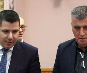 Zagreb, 13.02.2019 - Sjednica Hrvatskog sabora. Sabor zapoèinje plenarni radni tjedan raspravom o izmjenama Zakona o privatizaciji Ine, kojima se èlanak 10. tog zakona, na temelju kojeg Hrvatska ima ekskluzivna prava vezana uz kontrolu nad promjenama u vlasnitvu drutva, moguænost veta na odreðene odluke Uprave te pravo prvokupa cjelokupne ili dijela imovine, usklaðuje s pravnom steèevinom EU-a. Na fotografiji Nikola Grmoja, Miro Bulj.
foto HINA / Denis CERIÆ /dc