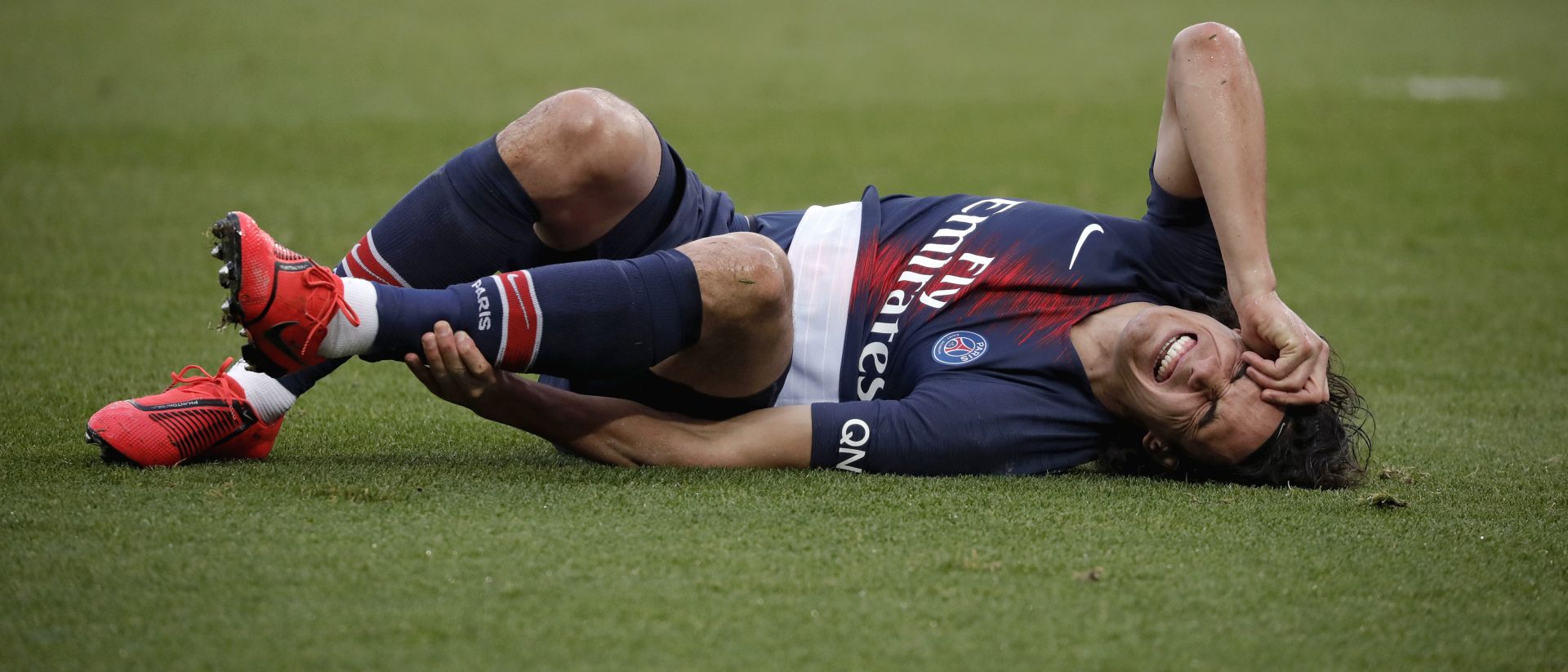 epa07356115 Paris Saint Germain's Edinson Cavani reacts during the French Ligue 1 soccer match between Paris Saint-Germain (PSG) and Girondins of Bordeaux  in Paris, France, 09 February 2019.  EPA/CHRISTOPHE PETIT TESSON