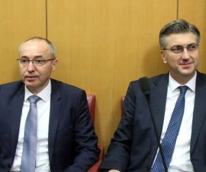 Zagreb, 14.02.2019 - Interpelacija o radu Vlade RH radi postupanja Vlade RH vezanih uz nabavku eskadrile vienamjenskih borbenih aviona, podnositelji su 16 zastupnika u Hrvatskom saboru. Na fotografiji ministar obrane Damir Krstièeviæ i premijer Andrej Plenkoviæ.
foto HINA / Denis CERIÆ /dc