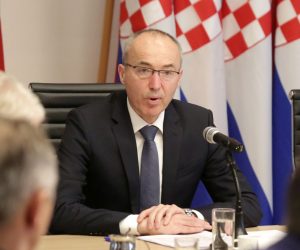 Zagreb, 07.02.2019 - Prezentacija Plana nabave Ministarstva obrane RH za 2019. godinu s osvrtom na realizaciju Plana nabave u 2018. godini. Na fotografiji Damir Krstičević, Mirko Šundov. Foto HINA/ Daniel KASAP/ dkas