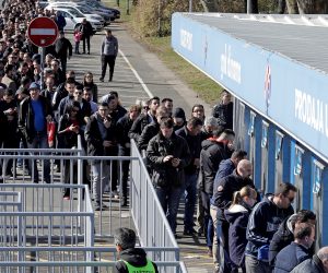 Zagreb, 27.02.2019 -  Prodaja ulaznica za prvu utakmicu osmine finala Europa lige protiv Benfice ispred Maksimirskog stadiona . foto HINA/ Tomislav PAVLEK /tp