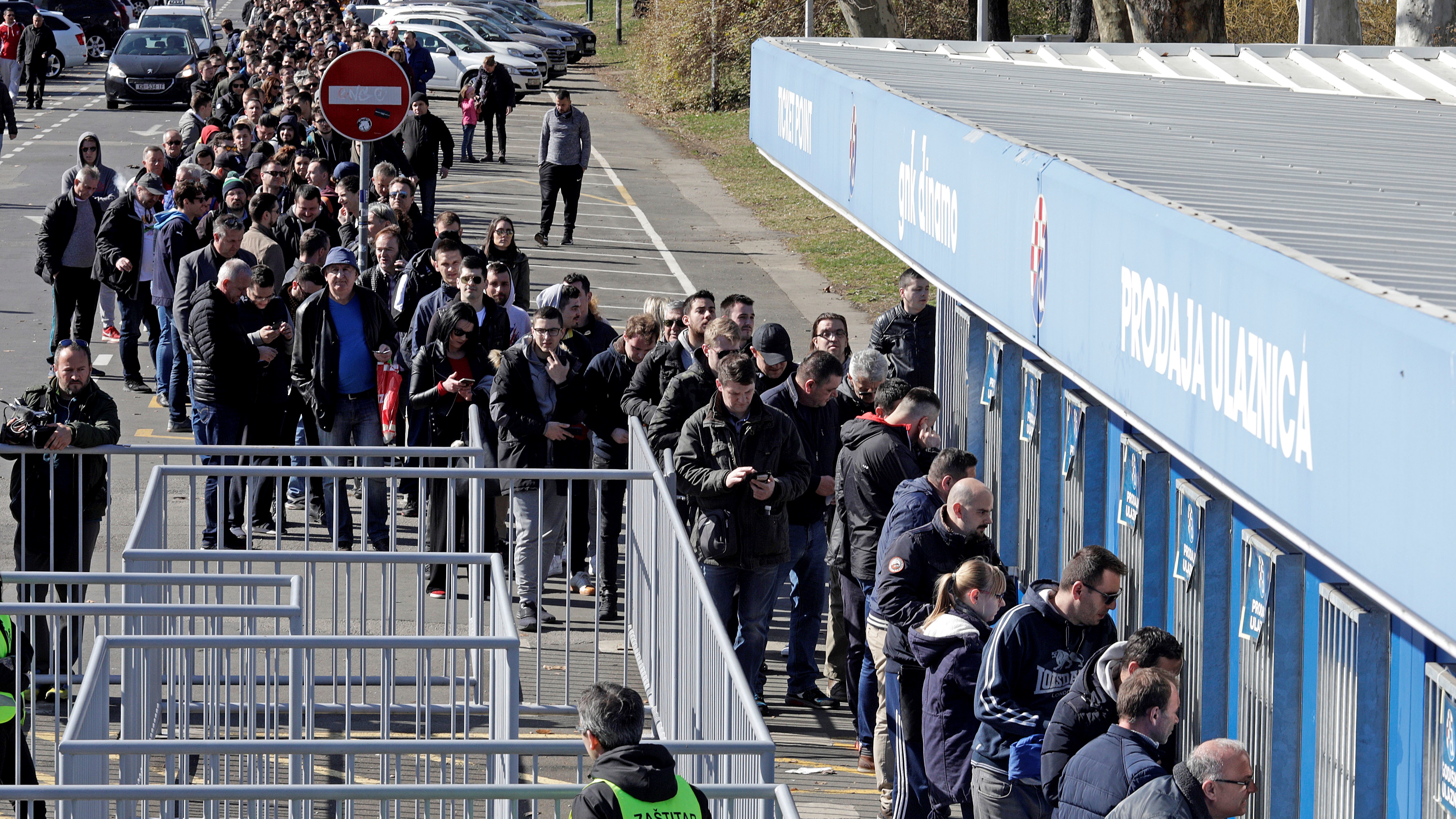 Zagreb, 27.02.2019 -  Prodaja ulaznica za prvu utakmicu osmine finala Europa lige protiv Benfice ispred Maksimirskog stadiona . foto HINA/ Tomislav PAVLEK /tp
