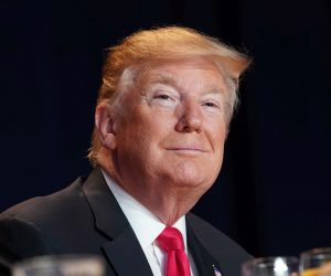 epa07350117 US President Donald J. Trump attends the 2019 National Prayer Breakfast in Washington DC, USA, 07 February 2019.  EPA/CHRIS KLEPONIS / POOL