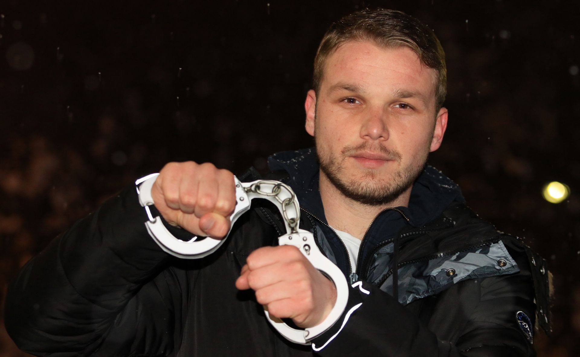 Banja Luka: Performansom kolektivnog hapšenja ukazano na problem kretanja, mišljenja i govora 25.01.2019., Banja Luka, Bosna i Hercegovina - Poslanik u Skupstini Republike Srpske Drasko Stanivukovic organizirao je kolektivno hapsenje i potpisivanje peticije o donosenju zakona o zabrani kretanja, misljenja i govora. "Kada vas vlast diktaturom satjera u cosak, ironija postaje oruzje. Danas ne mozemo slobodno setati trgom, ne mozemo govoriti sta mislimo.", kazao je Drasko Stanivukovic.
Photo: Armin Durgut/PIXSELL