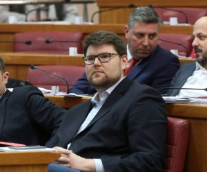 Zagreb, 14.02.2019 - Interpelacija o radu Vlade RH radi postupanja Vlade RH vezanih uz nabavku eskadrile vienamjenskih borbenih aviona, podnositelji su 16 zastupnika u Hrvatskom saboru. Na fotografiji Predrag Matiæ, Sinia Hajda Donèiæ, Peða Grbin, Gordan Maras, Arsen Bauk, Davor Bernardiæ.
foto HINA / Denis CERIÆ /dc