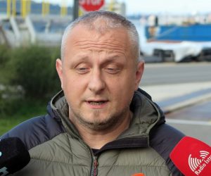 Pula, 08.02.2019 - Predsjednik Uprave pulskog Uljanika Emil Buliæ na konferenciji za novinare odranoj u petak u Puli potvrdio je kako je Brodosplitova ponuda kao stratekog partnera za Uljanik jedina odgovarala zadanim kriterijima te kako druga ozbiljna ponuda koja se uopæe razmatrala bila je ona australske Scenic grupe. Na slici izjavu za medije dao je èlan Nadzornog odbora Uljanika Samir Hadiæ.
foto HINA/ Daniel Sponza/ ds