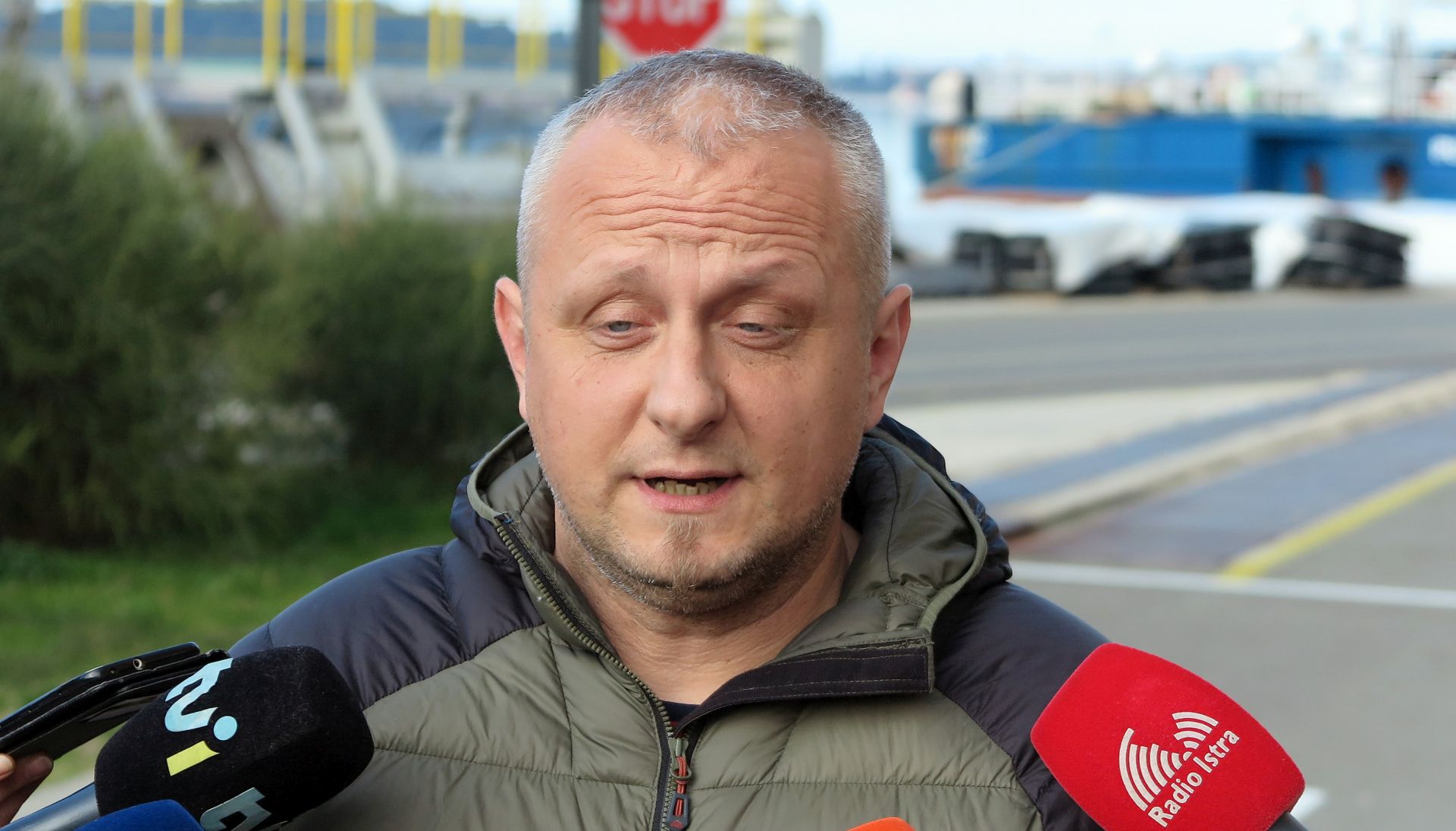 Pula, 08.02.2019 - Predsjednik Uprave pulskog Uljanika Emil Buliæ na konferenciji za novinare odranoj u petak u Puli potvrdio je kako je Brodosplitova ponuda kao stratekog partnera za Uljanik jedina odgovarala zadanim kriterijima te kako druga ozbiljna ponuda koja se uopæe razmatrala bila je ona australske Scenic grupe. Na slici izjavu za medije dao je èlan Nadzornog odbora Uljanika Samir Hadiæ.
foto HINA/ Daniel Sponza/ ds