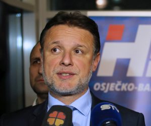 Osijek 13.02.2019. - Sjednica proirenog upanijskog odbora HDZ-a Osjeèko-baranjske upanije odrana je u Hotelu Osijek. Na sjednici je sudjelovao i glavni tajnik HDZ-a Gordan Jandrokoviæ.
foto HINA/ ua