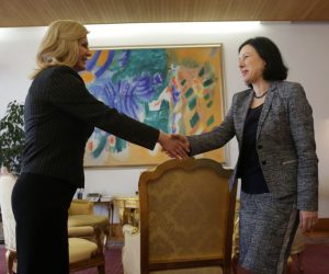 Zagreb, 21.02.2019 - Predsjednica Kolinda Grabar-Kitarović primila jee povjerenicu Europske komisije za pravosuđe, zaštitu potrošača i ravnopravnost spolova Veru Jourovu. Na fotografiji Vera Jourova, Kolinda Grabar-Kitarović. Foto HINA/ Daniel KASAP/ dkas