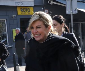 Zagreb, 07.02.2018 - Nakon posjeta i obilaska svih hrvatskih županija predsjednica Republike Kolinda Grabar-Kitarović posjetila je danas grad Zagreb, te je obišla društvene infrastrukture te centar Grada, Radićeva ulica od Trga bana Josipa Jelačića iTkalčićevu ulicu. Na fotografiji Kolinda Grabar Kitarovic.
foto HINA/ Admir BULJUBAŠIĆ/ abu