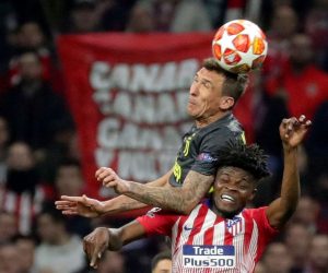 epa07384028 Atletico de Madrid's midfielder Thomas Partey (R) vies for the ball against Juventus' forward Mario Mandzukic (L) during the UEFA Champions League round of 16 first leg match between Atletico de Madrid and Juventus at Wanda Metropolitano stadium in Madrid, Spain, 20 February 2019.  EPA/JuanJo Martin
