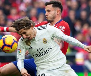 epa07356170 Atletico Madrid's Saul Niguez (back) in action against Real Madrid's Luka Modric (front) during a Spanish LaLiga soccer match between Atletico Madrid and Real Madrid at the Wanda Metropolitano stadium in Madrid, Spain, 09 February 2019.  EPA/RODRIGO JIMENEZ
