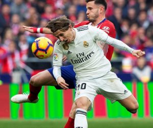 epa07356170 Atletico Madrid's Saul Niguez (back) in action against Real Madrid's Luka Modric (front) during a Spanish LaLiga soccer match between Atletico Madrid and Real Madrid at the Wanda Metropolitano stadium in Madrid, Spain, 09 February 2019.  EPA/RODRIGO JIMENEZ