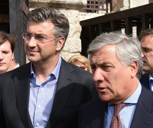06.09.2016., Pula - Predsjednik HDZ-a Andrej Plenkovic sa suradnicima posjetio Pulu. 
Tom prilikom ispred amfiteatra obratio se okupljenim simpatizerima i dao izjave za medije. 
Potpredsjednik EP-a Antonio Tajani dao podrsku Plenkovicu na prestojecim parlamentarnim izborima. 
Photo: Dusko Marusic/PIXSELL