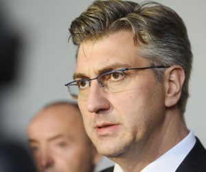 Ploèe, 31.01.2019 - Predsjednik Vlade Andrej Plenkoviæ u pratnji potpredsjednika Vlade i ministra obrane Damira Krstièeviæa i naèelnika Glavnog stoera Oruanih snaga RH generala zbora Mirka undova obiæi æe vojarnu 116. brigade Hrvatske vojske u Ploèama u kojoj je smjetena Satnija mornarièko-desantnog pjeatva. Na slici Andrej Plenkoviæ. 
foto HINA/ mario STRMOTIÆ/ ms