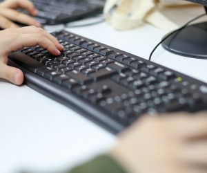 Zagreb: Predstavljena platforma SINI za sigurnost djece i mladih na internetu 05.02.2019., Zagreb - OS Izidora Krsnjavog. U povodu obiljezavanja Dana sigurnijeg interneta odrzana je konferencija na kojoj je predstavljena jedinstvena platforma SINI sa sadrzajima i certifikatima vezanima uz sigurnost djece i mladih na internetu. Na konferenciji su sudjelovali ucenici, nastavnici, predstavnici Centra za nestalu i zlostavljanu djecu iz Osijeka (CNZD), predstavnici A1 Hrvatska, Hrvatskog Telekoma, Tele2 i HAKOM-a. Na konferenciji su govorili: Miran Gosta iz HAKOM-a, Nina Isek Medjugorac iz Hrvatskog Telekoma, Sonja Miocic iz Tele2, Marina Rizman Matic iz A1 Hrvatska, Tomislav Ramljak iz Centra za nestalu i zlostavljanu djecu. Photo: Sanjin Strukic/PIXSELL